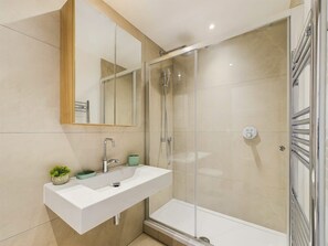 Douche, sèche-cheveux, serviettes fournies