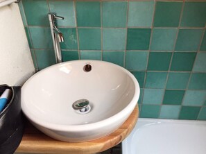 Hair dryer, towels, soap, toilet paper - « Le Loft », Appartement Duplex de Charme de 50m² Pour 4 a 7 Personnes (La Salle-les-Alpes)