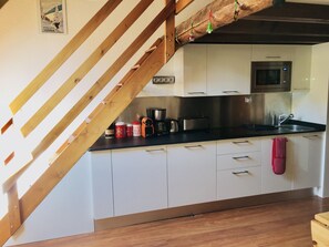 Kühlschrank, Mikrowelle, Herdplatte, Geschirrspüler