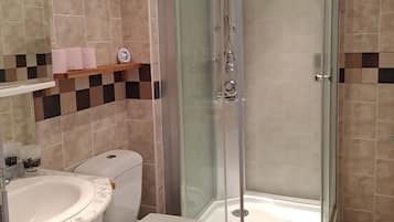 Sèche-cheveux, serviettes fournies, savon, papier toilette