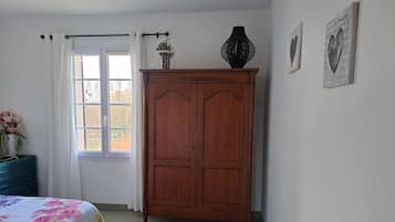 1 slaapkamer, een strijkplank/strijkijzer, wifi, beddengoed