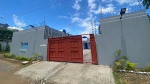 Una entrada porticada a un edificio con un letrero que dice "Texas" y "ABIERTO AHORA".