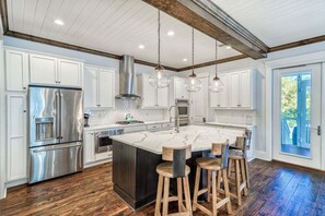 Fridge, microwave, oven, stovetop - Naturewalk NEXT to Pool! LSV/Golf Cart & Bikes! 4 Kings! Pet Friendly! Sleeps up to 18! (Santa Rosa Beach)