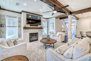 Smart TV, chimenea, libros, estéreo