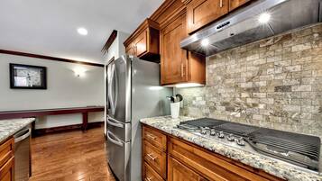 Geladeira, micro-ondas, fogão, cooktop