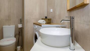 Kostenlose Toilettenartikel, Seife, Shampoo, Toilettenpapier