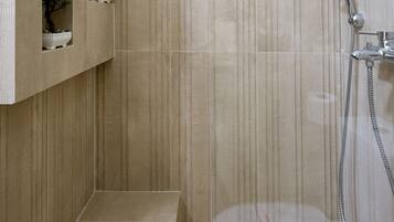 Kostenlose Toilettenartikel, Seife, Shampoo, Toilettenpapier
