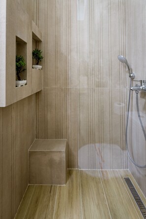 Amenidades de baño gratuitas, jabón, shampoo, papel de baño 