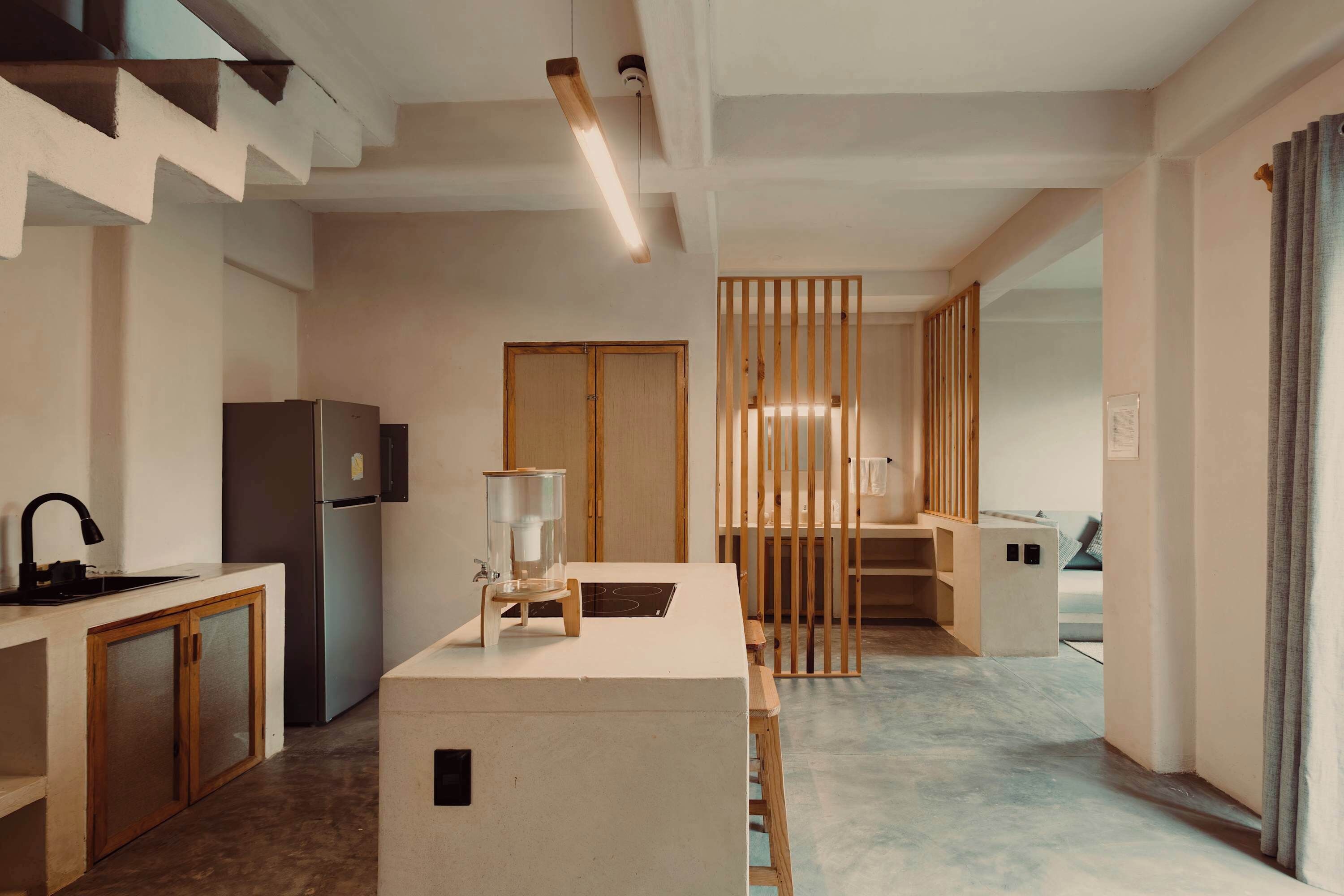 Kühlschrank, Herdplatte, Wasserkocher mit Kaffee-/Teezubehör