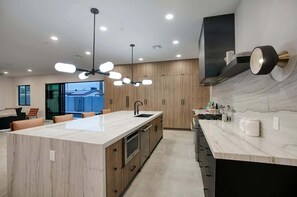 Fridge, microwave, oven, stovetop - Old Town Scottsdale Stay with Pool, Hot Tub & BBQ (Scottsdale)