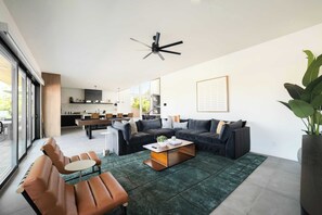 Smart TV, fireplace, books, stereo
