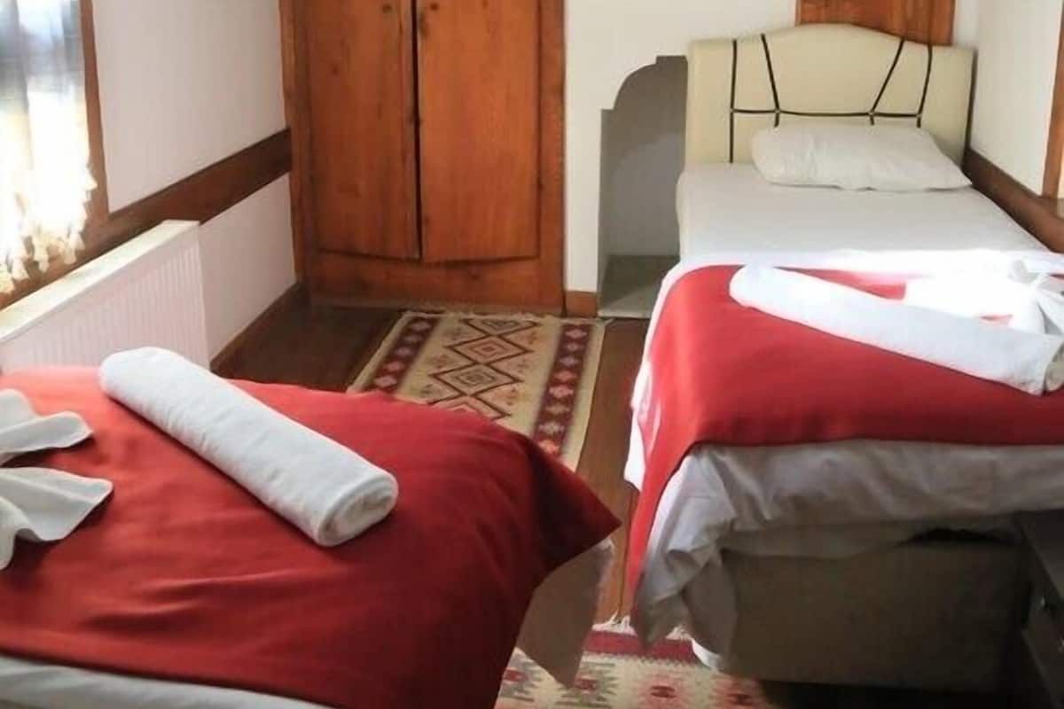Iron/ironing board, free WiFi, bed sheets