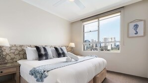 2 bedrooms, iron/ironing board, WiFi, bed sheets - Harbourside #53 (McMahons Point)