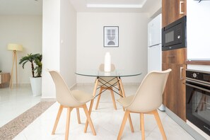 Apartment | Private kitchen | Full-size fridge, microwave, oven, stovetop - Appartements Rayonnants à Les Sources (Algiers)