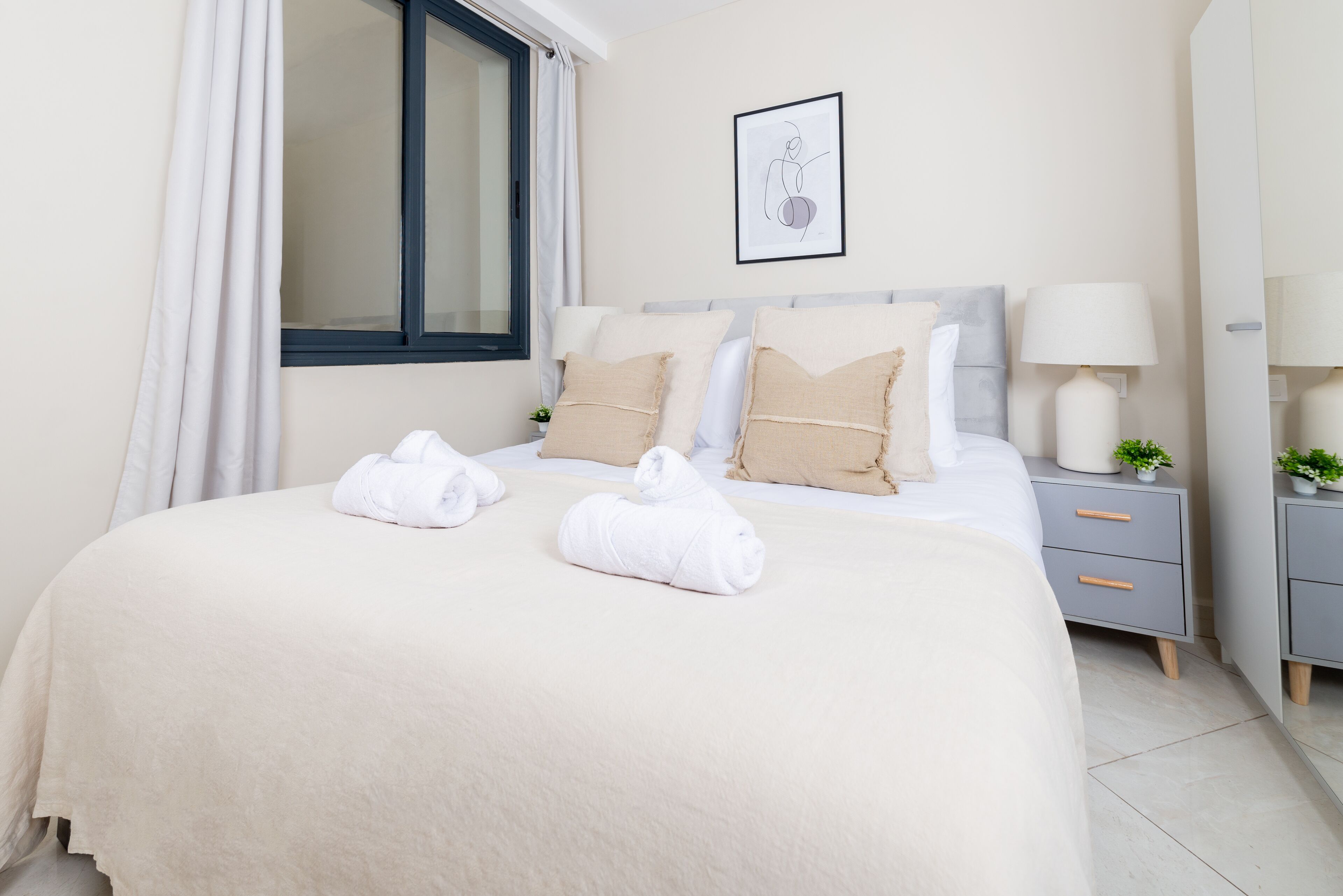 1 habitación, ropa de cama hipoalergénica, muebles diferentes y cunas 