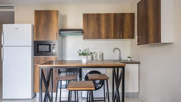 Full-sized fridge, microwave, oven, stovetop