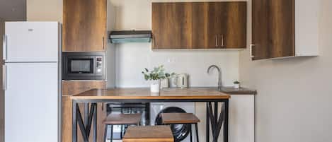 Lemari es besar, microwave, oven, dan kompor