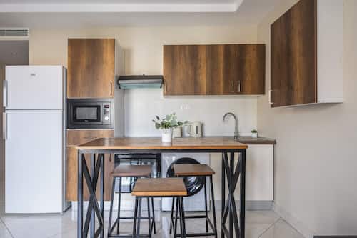 Full-size fridge, microwave, oven, stovetop