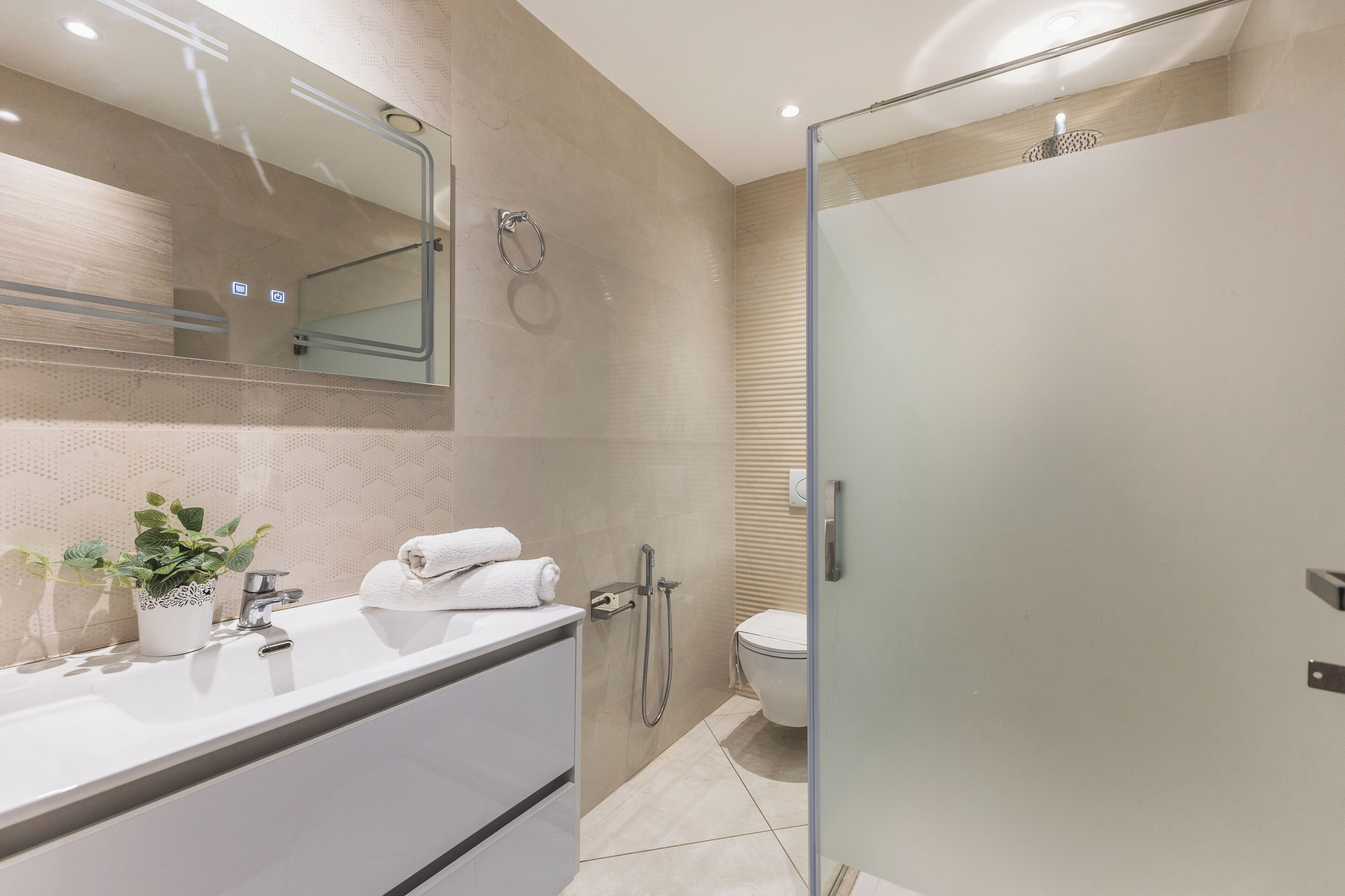 Amenidades de baño gratuitas, secadora de cabello, toallas 