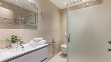 Articles de toilette gratuits, sĂšche-cheveux, serviettes fournies