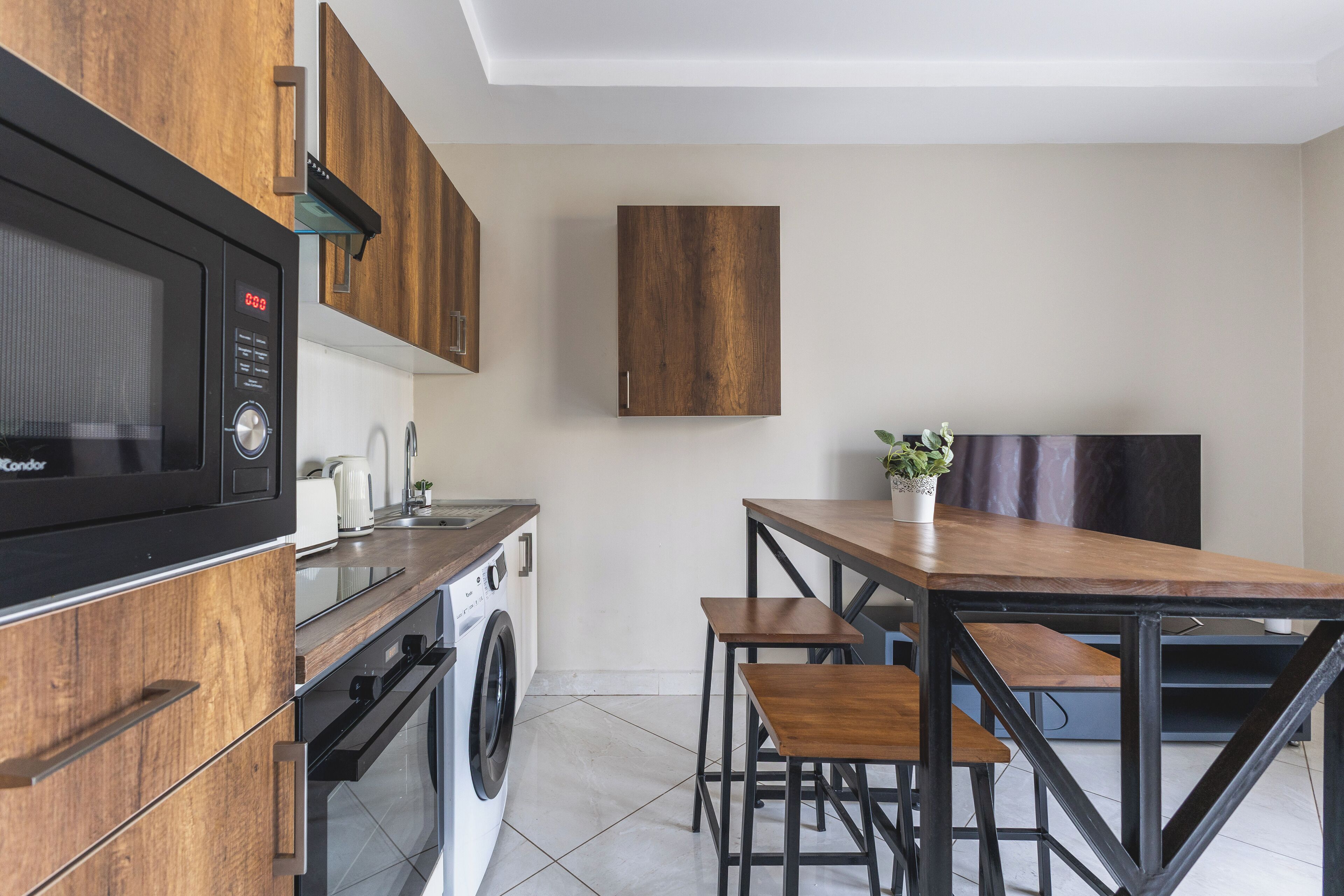 Full-sized fridge, microwave, oven, stovetop