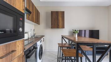 Full-sized fridge, microwave, oven, stovetop
