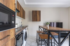Full-size fridge, microwave, oven, stovetop - Appartements Rayonnants à Les Sources (Algiers)
