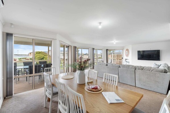 TV - Strandhytta 10 Cant Rd Goolwa South (Goolwa South)