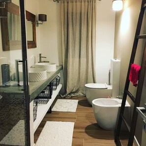 Apartment, 2 Bedrooms, Smoking, Balcony | Bathroom