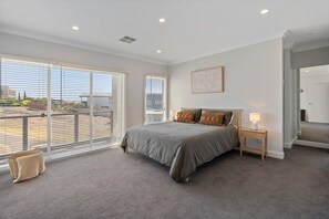 4 bedrooms, iron/ironing board, WiFi
