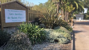 Schild für den Parc Résidentiel de Loisirs, Les Jardins de Saint Pierre, mit der Kennzeichnung eines privaten Wohnbereichs.