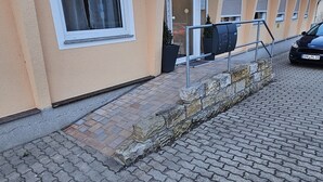 Un edificio con un letrero que indica prohibido estacionar.