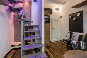 City Apartment | Living area | 40-inch flat-screen TV with digital channels - Loft 42 by Mmega (Florence)