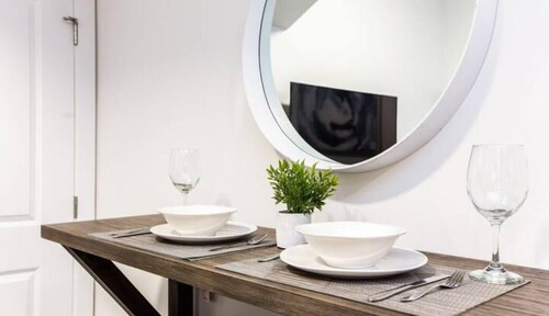 NEW - Modern Suite - King Bed/Netflix/Sleeps 4/Clean!