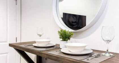 NEW - Modern Suite - King Bed/Netflix/Sleeps 4/Clean!