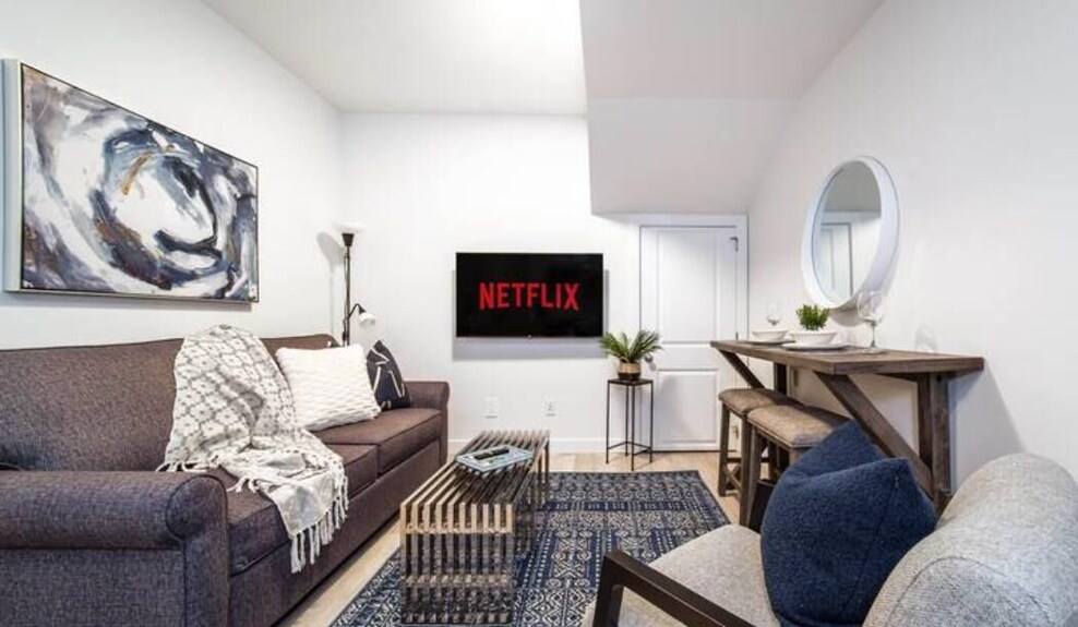 New - Modern Suite - King Bed/netflix/sleeps 4/clean! - 알버타
