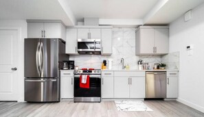 Fridge, microwave, oven, stovetop - NEW - Modern Suite - King Bed/Netflix/Sleeps 4/Clean! (Edmonton)