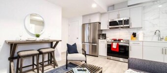 NEW - Modern Suite - King Bed/Netflix/Sleeps 4/Clean!