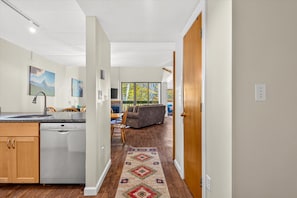 Interior - Pinnacle D18 wonderful three bedroom two bath with shuttle to the slopes everyday of the week.  The outdoor pool, hot tub, and, tennis courts are open during summer only. (Killington)