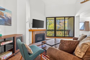 Living area - Pinnacle D18 wonderful three bedroom two bath with shuttle to the slopes everyday of the week.  The outdoor pool, hot tub, and, tennis courts are open during summer only. (Killington)