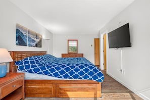 Room - Pinnacle D18 wonderful three bedroom two bath with shuttle to the slopes everyday of the week.  The outdoor pool, hot tub, and, tennis courts are open during summer only. (Killington)