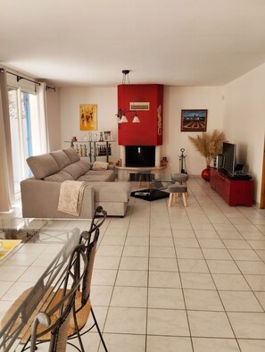 Una televisión, una impresora