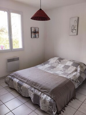 2 quartos, escrivaninha, ferros/tábuas de passar roupa