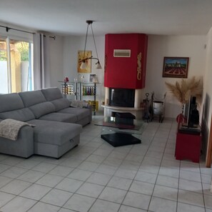 Una televisión, una impresora