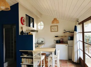 Kjøleskap, mikrobølgeovn, ovn og kjøkkenutstyr