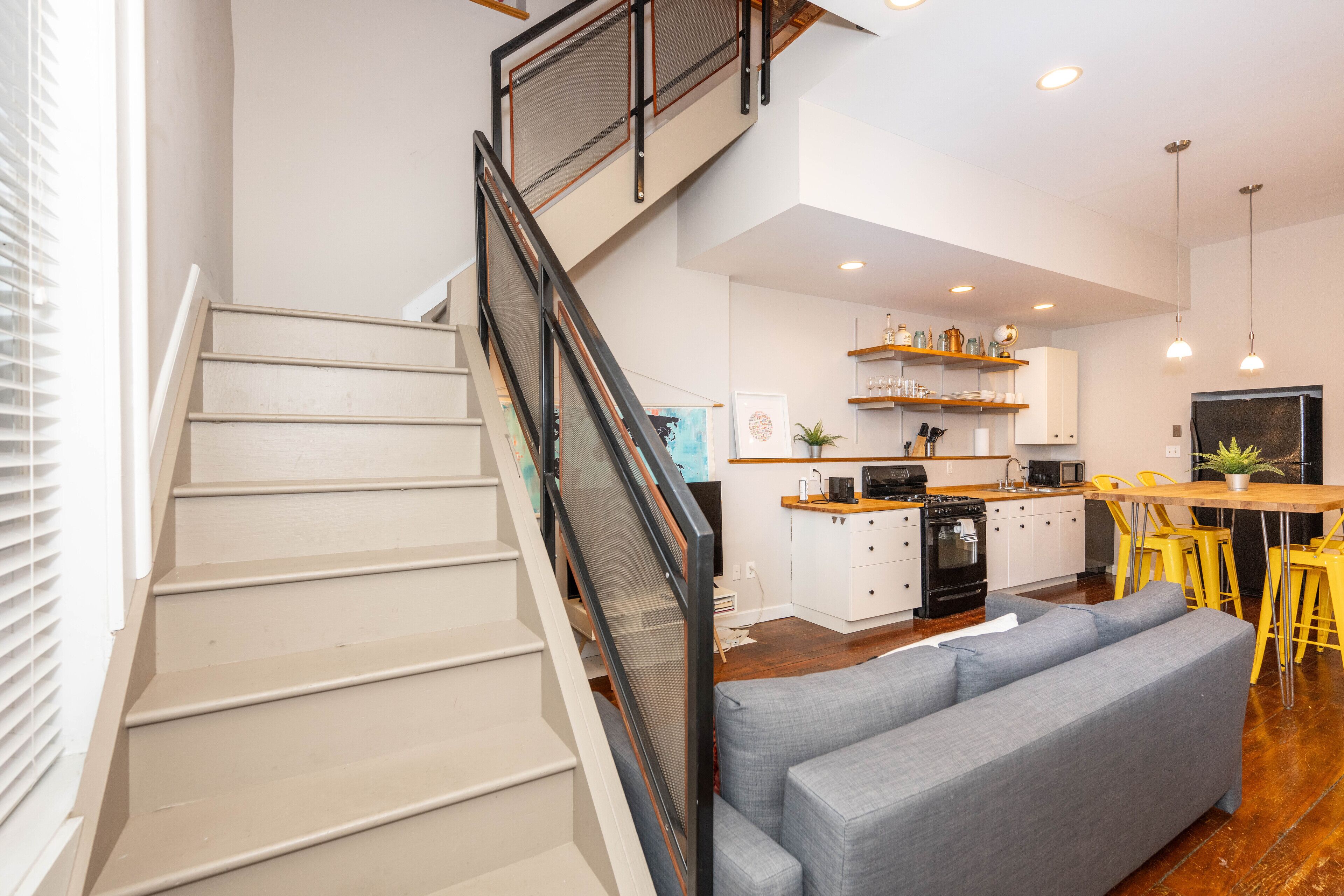 Loft Life Pendleton 2 – Chic Downtown Condo for 4! Perfect for Professionals