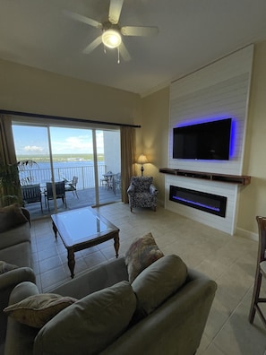 Smart TV, fireplace - Waterfront condo minutes from Disney and Universal (Orlando)