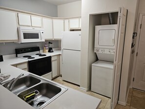 Microondas, horno, placa de cocina, lavavajillas
