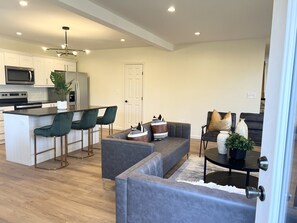 Smart TV - Spacious 5-bedroom townhome with WiFi and AC in charming Bloomfield (Bloomfield)