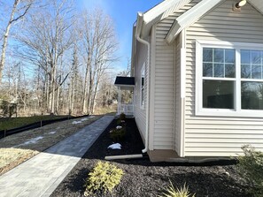 Exterior - Spacious 5-bedroom townhome with WiFi and AC in charming Bloomfield (Bloomfield)